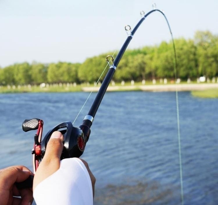 How to use fishing rods correctly: Don't lift excessive weight with the rod to avoid warping.